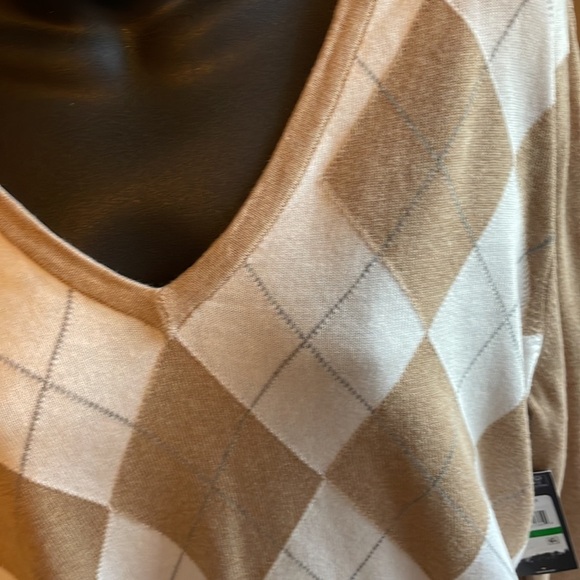 NWT Tommy Hilfiger  Ivy Argyle V-Neck Sweater. - Picture 4 of 5